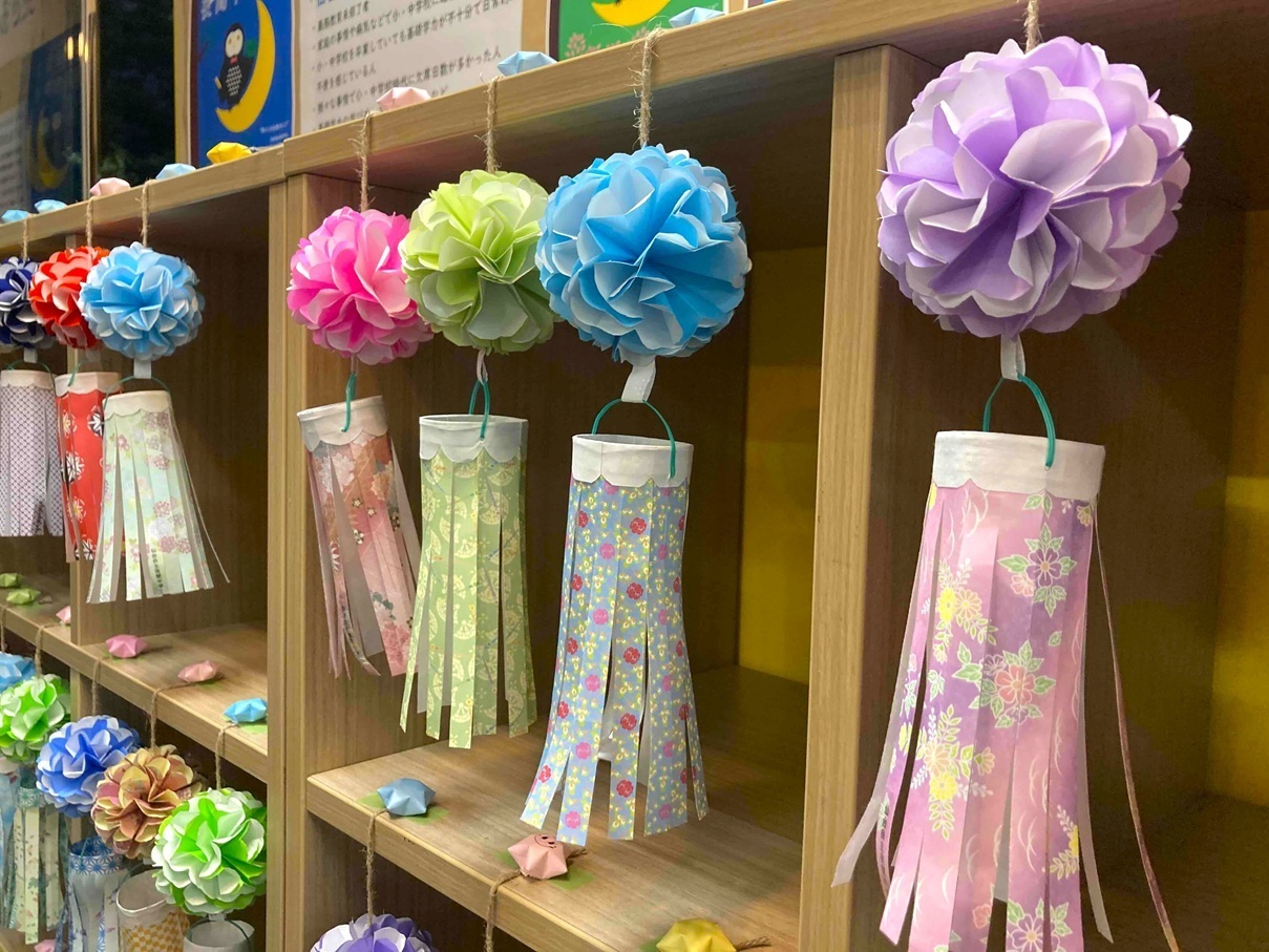 【展示紹介】学び直しを支える「仙台自主夜間中学」が作った吹き流し飾りを展示しています！